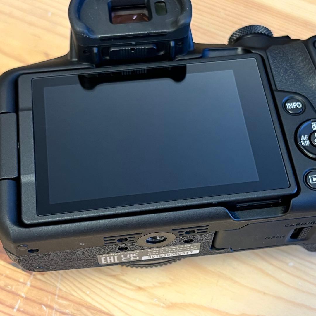 【箱有り新品級】Canon EOS R50 ミラーレスカメラ SDカード