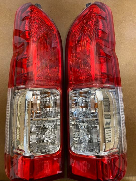 ハイエース200純正テールランプ
