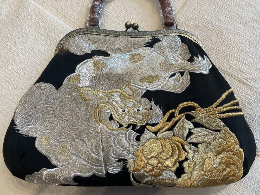 古布リメイクがま口バッグ　留袖　唐獅子　刺繍