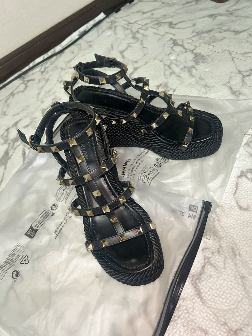 VALENTINO スタッズ付きブラックウェッジサンダル