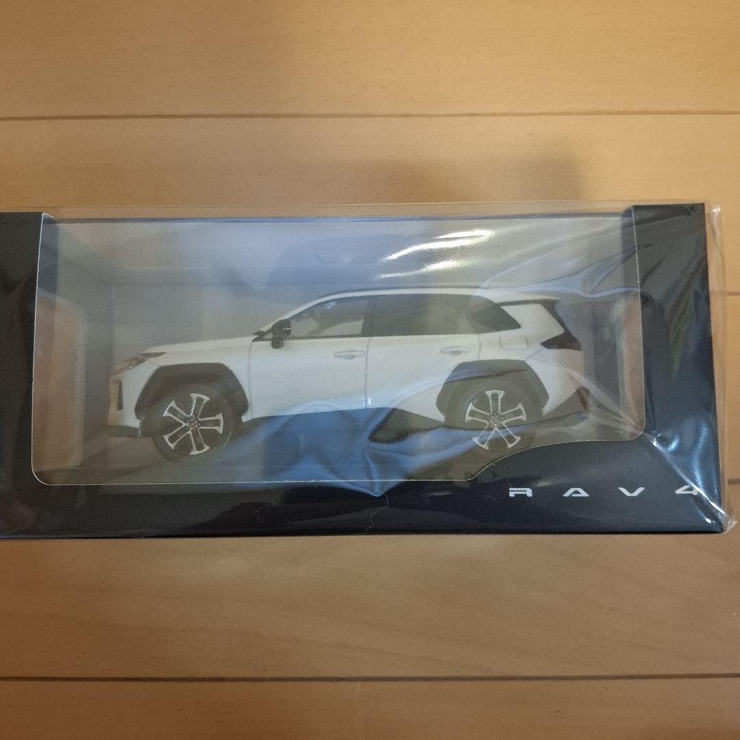 新型RAV4 Z-ハイブリット　カラープラチナホワイトパールマイカ 1/30