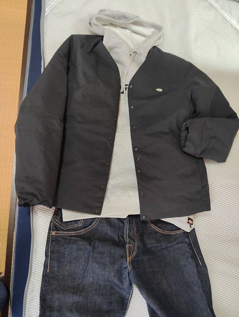 ノースフェイス　ノーカラーライトダウン