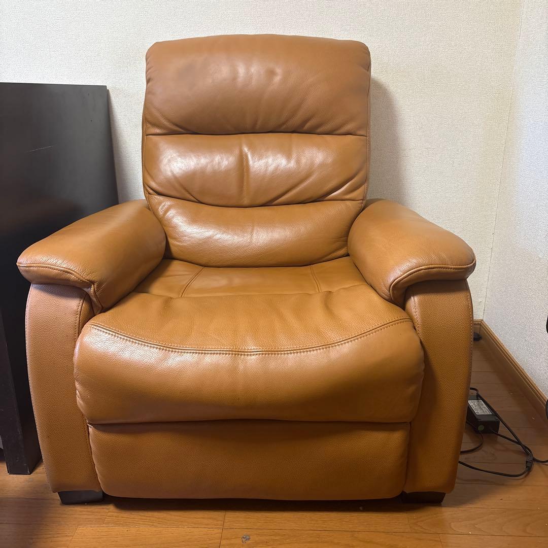r*u様 定価8.5万ニトリ【NEWビリーバー】 電動リクライニング　厚革キャメ